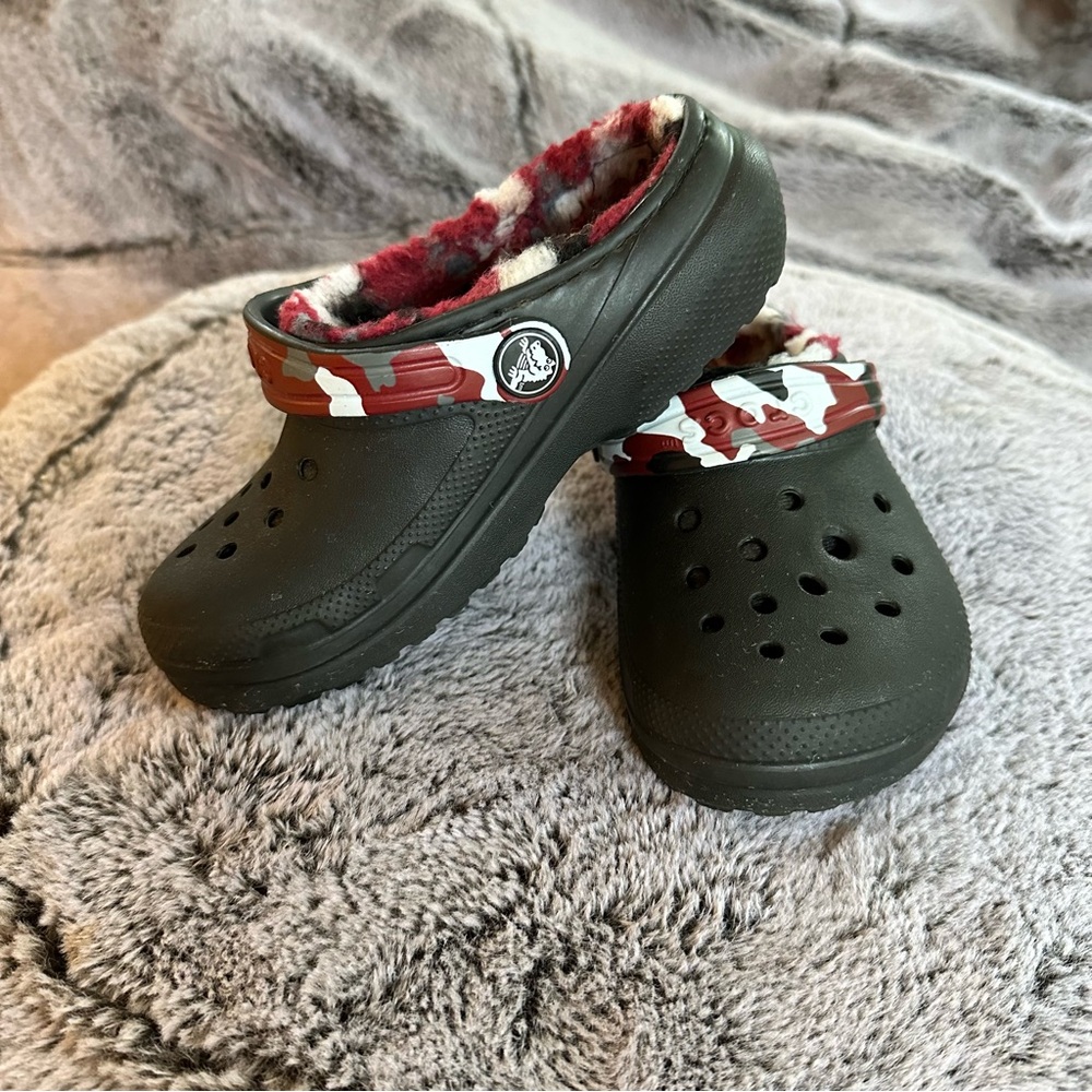 Kids Crocs Classic Lined Clogs | Size 11 | Black with Maroon and Grey Camo 🐊